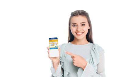 gülümseyen kadın Smartphone ile rezervasyon web sitesi üzerinde beyaz izole ekranda gösterilen
