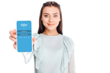 Genç kadın sqype logosu ile smartphone üzerinde beyaz izole ekranda gösterilen