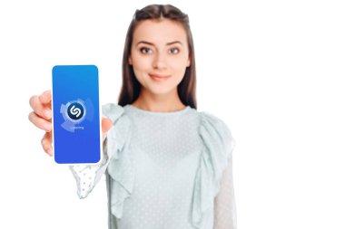 Genç kadın sqype logosu ile smartphone üzerinde beyaz izole ekranda gösterilen