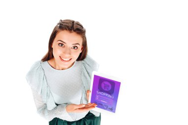 yüksek açı görüntülemek gülümseyen izole üzerinde beyaz harflerle alışveriş ile tablet ile genç kadın