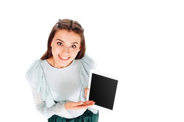gülümseyen kadın tablet vasıl boş ekran üzerinde beyaz izole ile işaret yüksek açılı görünüş