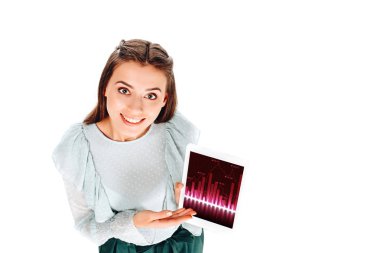 gülümseyen genç kadın ile yüksek açı görünümü üzerinde izole beyaz tablet