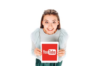 youtube logosu ile tablet ile gülümseyen kadın yüksek açılı görünüş ekranda beyaz izole
