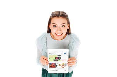 ekranda beyaz izole olan tablet ebay logosu ile gülümseyen kadın yüksek açılı görünüş