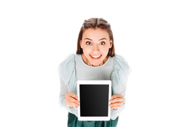 boş ekran üzerinde beyaz izole ile tablet ile gülümseyen kadın yüksek açılı görünüş