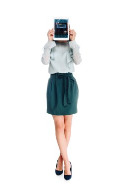 kadının üzerinde beyaz izole tablet ile gizlenmiş görünümü