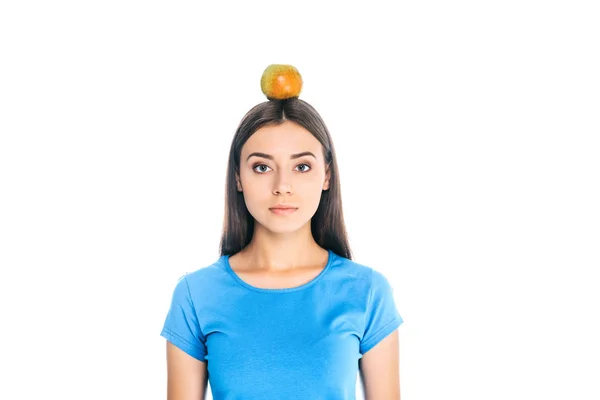 Πορτρέτο Της Νεαρής Γυναίκας Φρέσκο Μήλο Στο Κεφάλι Που Απομονώνονται — Φωτογραφία Αρχείου