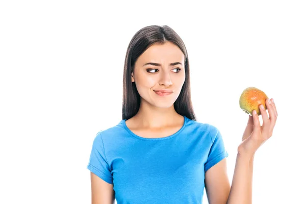 年轻女子的肖像看着新鲜的苹果孤立在白色 — 免费的图库照片