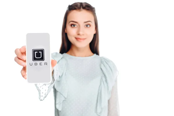Młoda Kobieta Pokazując Smartphone Uber Logo Ekranie Białym Tle — Zdjęcie stockowe