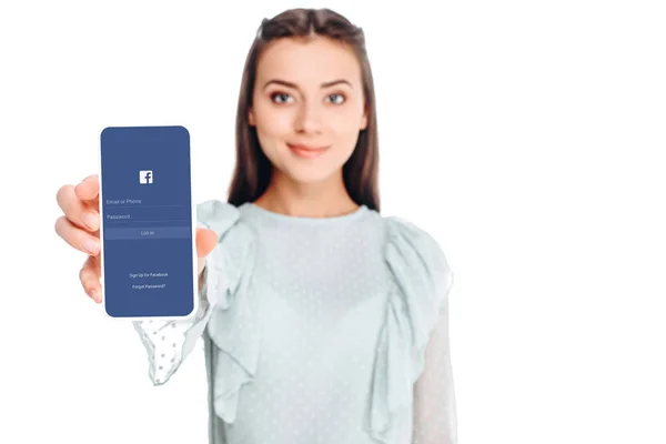 Junge Frau Zeigt Smartphone Mit Facebook Logo Auf Weißem Bildschirm — Stockfoto