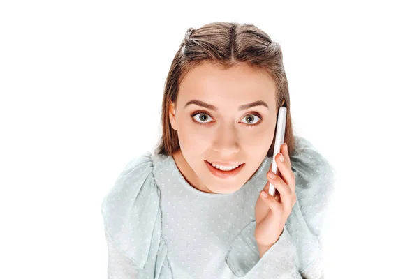 Vista Ángulo Alto Mujer Joven Hablando Teléfono Inteligente Aislado Blanco — Foto de stock gratis