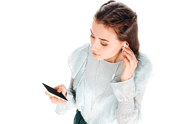 Vue Grand Angle Femme Utilisant Smartphone Tout Écoutant Musique Dans — Photo gratuite