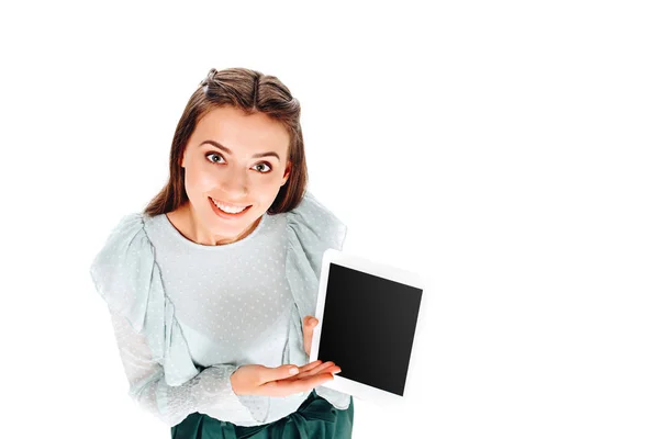 Vista Ángulo Alto Mujer Sonriente Apuntando Tableta Con Pantalla Blanco — Foto de Stock