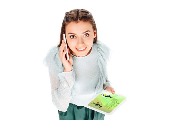 Hoge Hoekmening Van Lachende Vrouw Met Praten Smartphone Tablet Geïsoleerd — Stockfoto