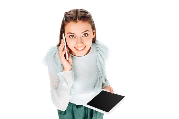 Hoge Hoekmening Van Lachende Vrouw Met Praten Smartphone Tablet Geïsoleerd — Stockfoto