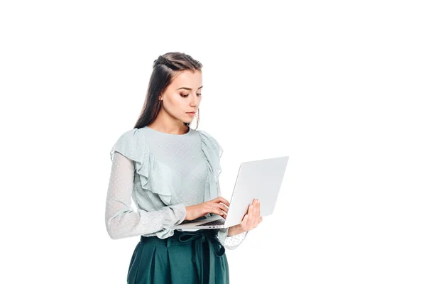 Zijaanzicht Van Jonge Vrouw Met Laptop Geïsoleerd Wit — Gratis stockfoto