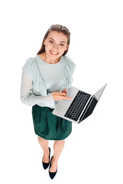 Vista Alto Angolo Giovane Donna Sorridente Con Computer Portatile Isolato — Foto stock gratuita