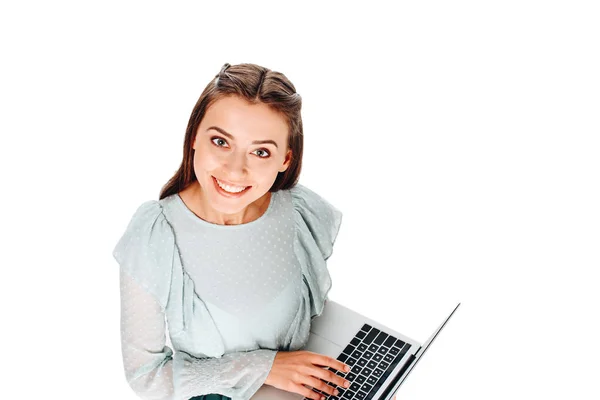 Vista Alto Angolo Giovane Donna Sorridente Con Computer Portatile Isolato — Foto Stock