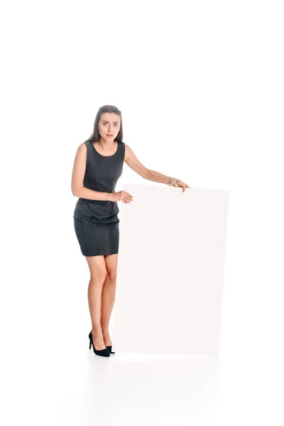 Emotionale Frau Schwarzem Kleid Mit Leerem Banner Auf Weißem Hintergrund — kostenloses Stockfoto