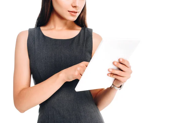 Περικοπεί Shot Του Κομψή Γυναίκα Χρησιμοποιώντας Tablet Που Απομονώνονται Λευκό — Δωρεάν Φωτογραφία