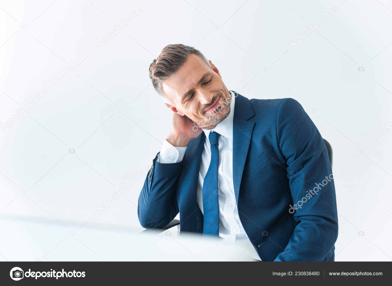 personnage - Mon personnage principal reste flou et intangible. - Page 2 Depositphotos_230838480-stock-photo-cheerful-tired-businessman-touching-neck