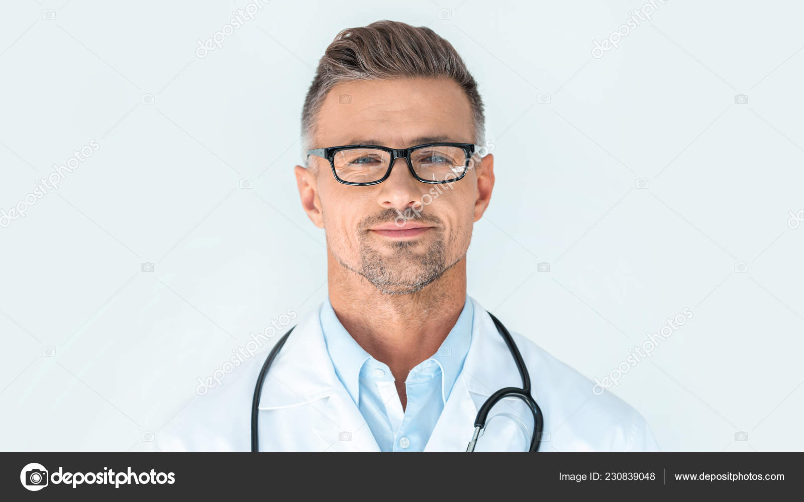 Врач без очков. Доктор в очках. Доктор мужчина в очках. Красивый доктор в очках. Медик в очках мужчин.