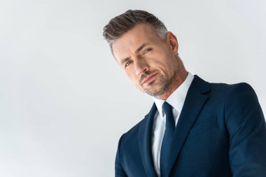 yakışıklı işadamı beyaz izole kamera bakarak düşük açılı görünüş