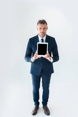yakışıklı işadamı gösteren tablet boş ekran üzerinde beyaz izole ile yüksek açılı görünüş