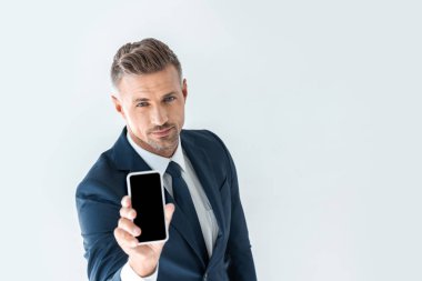 yakışıklı işadamı boş ekran ve kameraya bakarak sahip gösterilen yüksek açı bakış beyaz izole