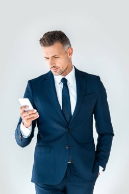 yakışıklı işadamı beyaz izole smartphone kullanarak