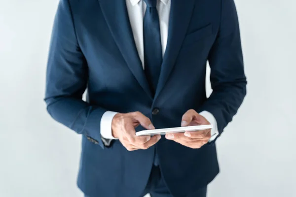 Περικομμένη Εικόνα Του Επιχειρηματία Χρησιμοποιώντας Tablet Που Απομονώνονται Λευκό — Φωτογραφία Αρχείου