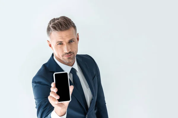 Vue Grand Angle Bel Homme Affaires Montrant Smartphone Avec Écran — Photo