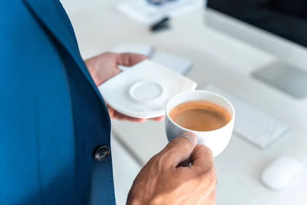 Обрезанный Образ Бизнесмена Держащего Чашку Кофе Тарелку Офисе — Бесплатное стоковое фото