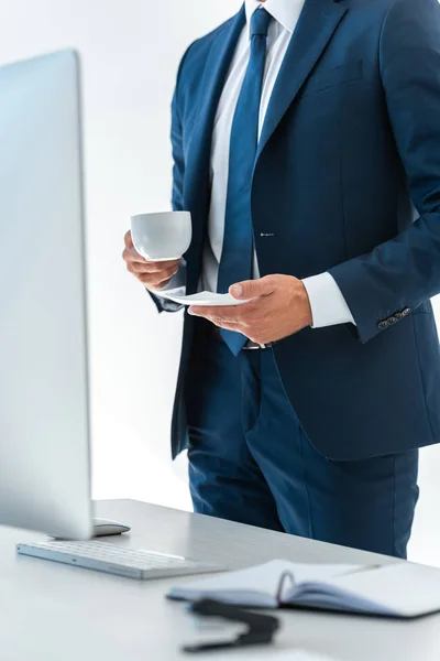 Imagem Cortada Empresário Segurando Xícara Café Placa Perto Mesa Isolada — Fotografia de Stock Grátis