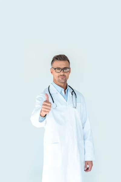 Pohledný Doktor Brýlích Stetoskop Bedrech Ukazuje Palcem Nahoru Izolované Bílém — Stock fotografie zdarma
