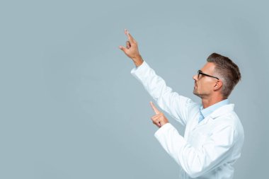 grey, yapay zeka kavramı izole bir şey hareket gözlük yakışıklı bilim adamı yan görünüm