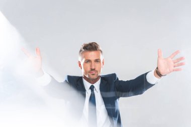 yakışıklı işadamı bir şey izole beyaz, yapay zeka kavramı üzerinde tutan