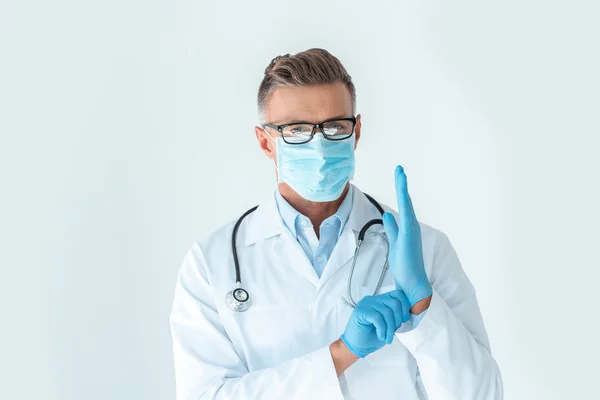 Guapo Doctor Máscara Médica Con Guantes Látex Mirando Cámara Aislada — Foto de Stock