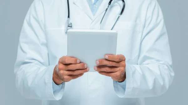 Bir Tablet Üzerinde Beyaz Izole Elinde Stetoskop Ile Doktor Kırpılmış — Stok fotoğraf