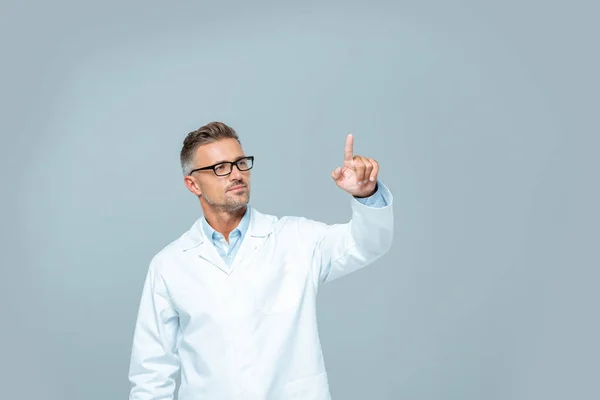 Cientista Bonito Casaco Branco Tocando Algo Isolado Branco Conceito Inteligência — Fotografia de Stock