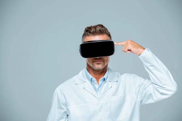 Cientista Realidade Virtual Headset Apontando Sua Cabeça Isolado Cinza Conceito — Fotografia de Stock