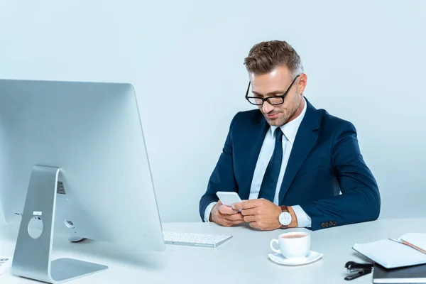 Homem Negócios Bonito Usando Smartphone Mesa Isolado Branco — Fotografia de Stock