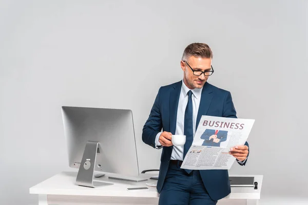 Bonito Empresário Segurando Xícara Café Ler Jornal Negócios Isolado Branco — Fotografia de Stock