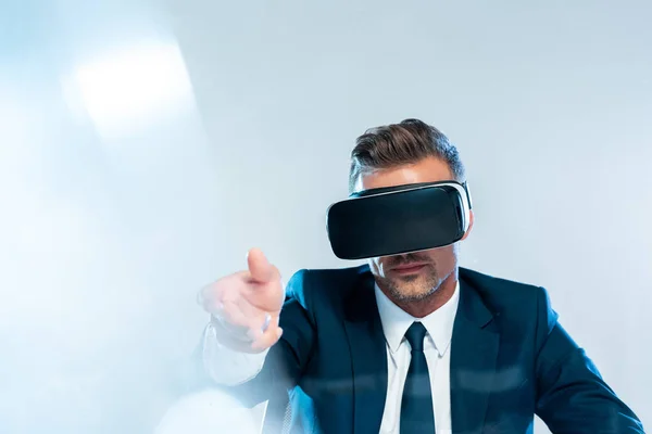 Hombre Negocios Realidad Virtual Auriculares Tomando Algo Aislado Blanco Concepto — Foto de Stock