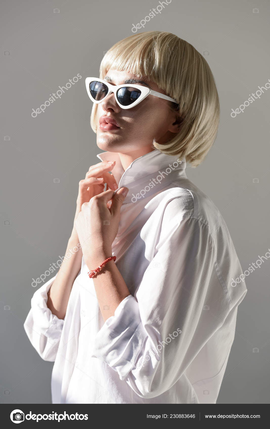 Sensual Mujer Rubia Gafas Sol Ropa Blanca Moda Pie Aislado - Foto de stock  gratis © IgorVetushko #230883646