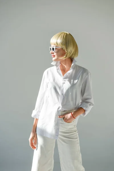 Attractive Blonde Woman Sunglasses Stylish White Outfit Looking Away White — Free Stock Photo