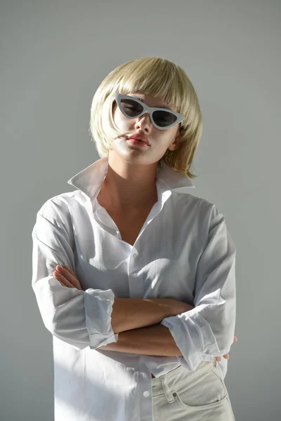 Retrato Mujer Rubia Atractiva Gafas Sol Ropa Blanca Moda Pie — Foto de stock gratuita