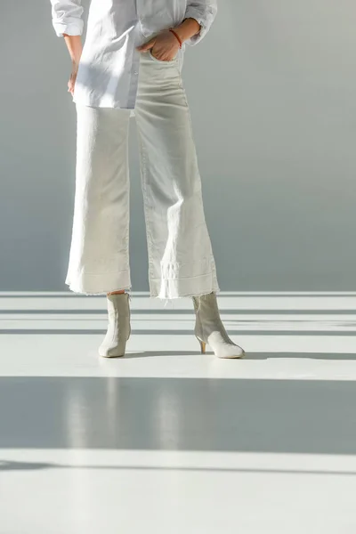 Przycięte Zdjęcie Kobiety Modne Spodnie Buty Stojąc Biały — Zdjęcie stockowe