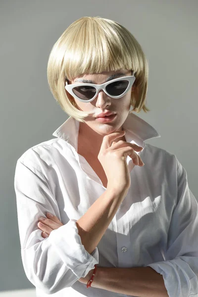 Beautiful Blonde Girl Sunglasses Fashionable White Outfit Touching Chin Isolated — Free Stock Photo