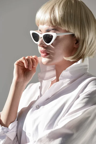 Portrait Jolie Femme Blonde Lunettes Soleil Chemise Mode Isolée Sur — Photo